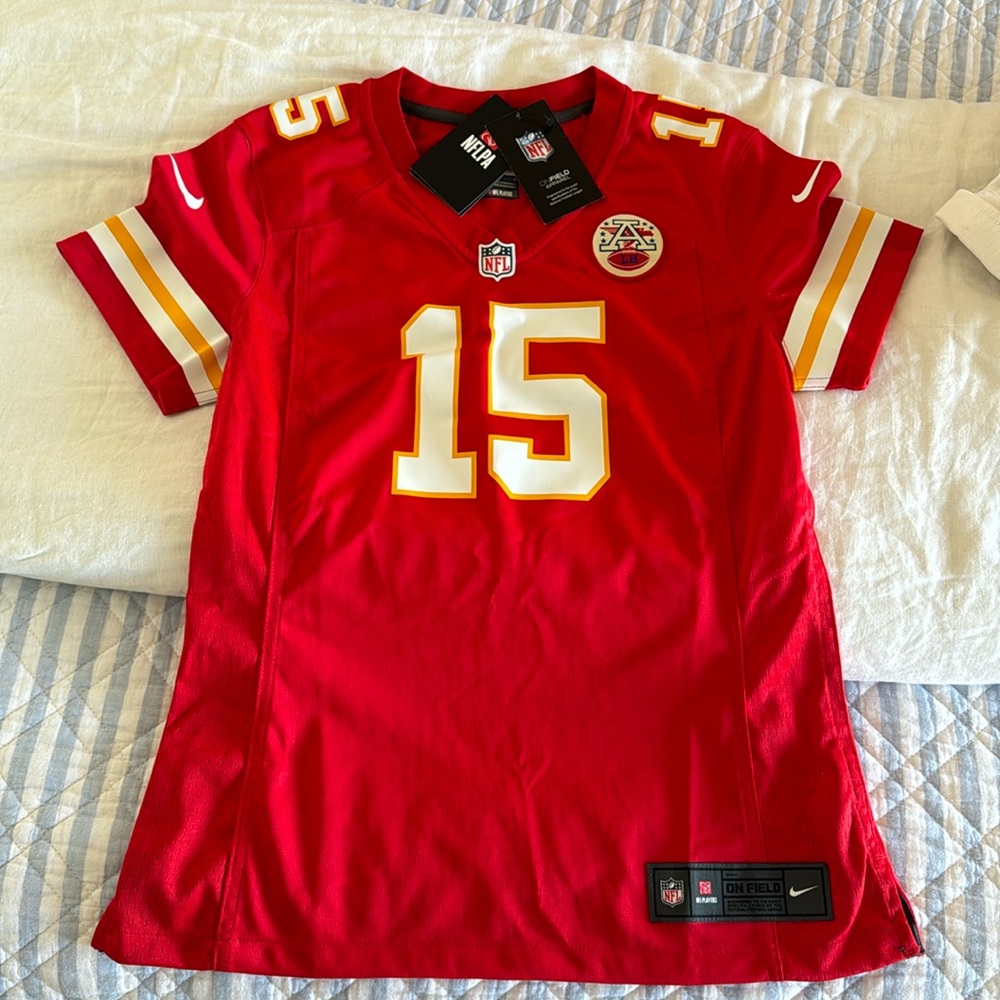 Brand new Chiefs women’s Mahomes number 15 jersey